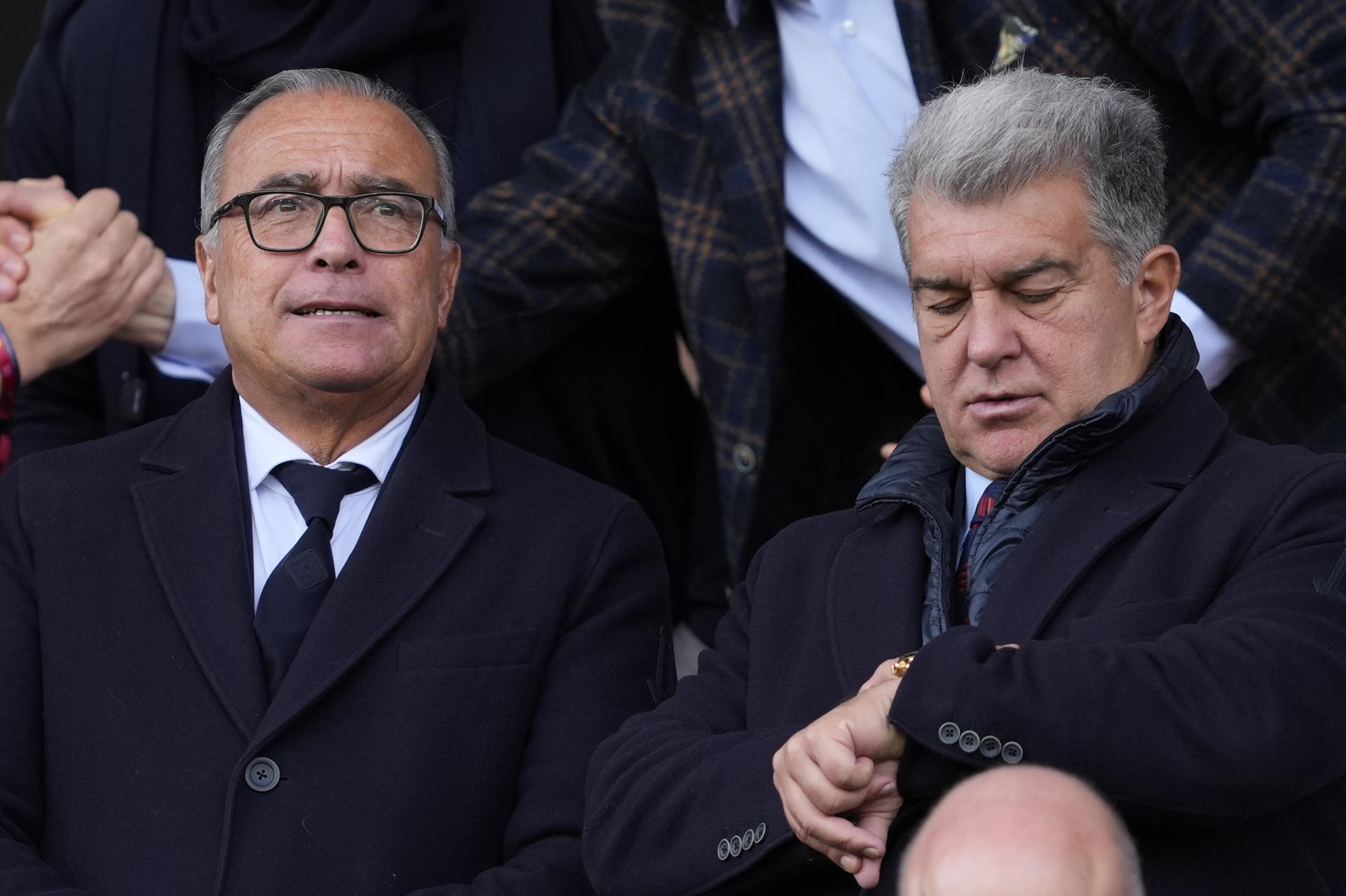 El presidente del FC Barcelona, Joan Laporta (i), y el vicepresidente, Rafael Yuste,en el Estadio Olímpico de Montjuic en Barcelona en foto de archivo de Alejandro García. EFE