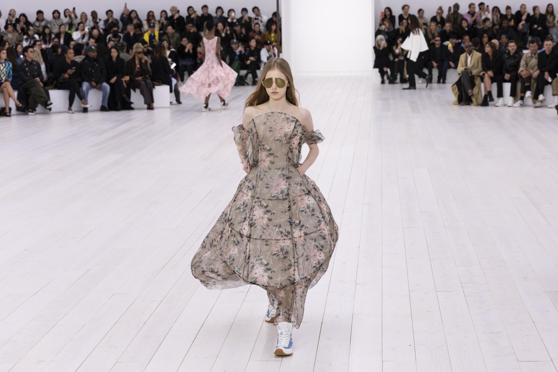 Imagen de archivo de un desfile de Loewe de la colección primavera/verano 2025. EFE/Andre Pain
