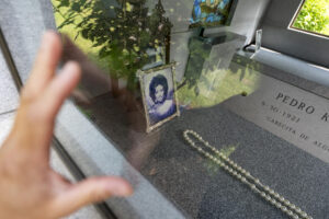 Fotografía del 27 de mayo de una persona visitando la tumba de Celia Cruz en el Cementerio Woodlawn del Bronx en New York (EE.UU.). EFE/ Angel Colmenares