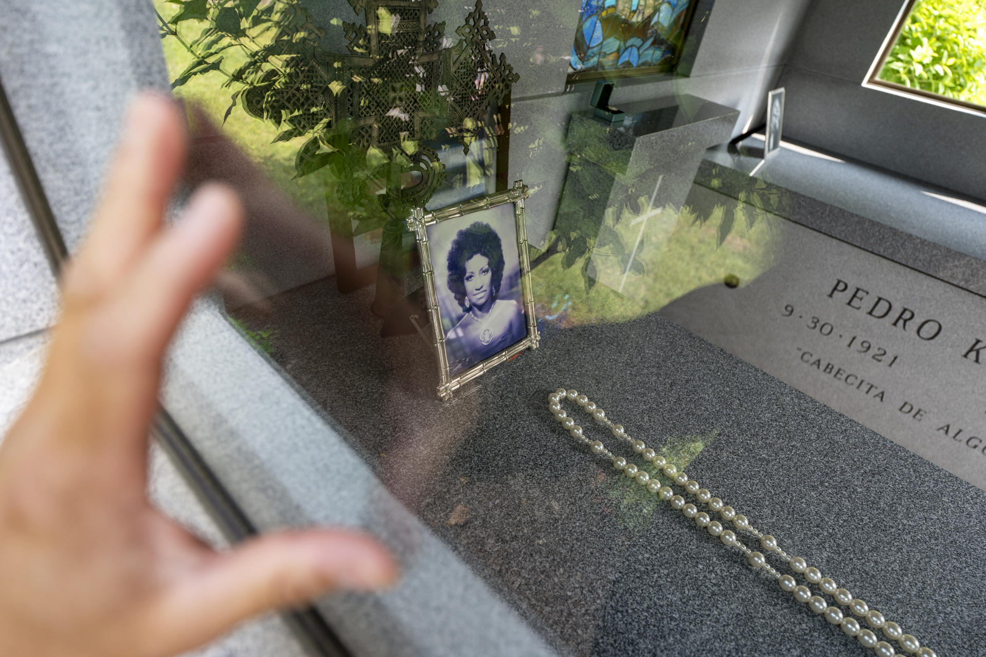 Fotografía del 27 de mayo de una persona visitando la tumba de Celia Cruz en el Cementerio Woodlawn del Bronx en New York (EE.UU.). EFE/ Angel Colmenares