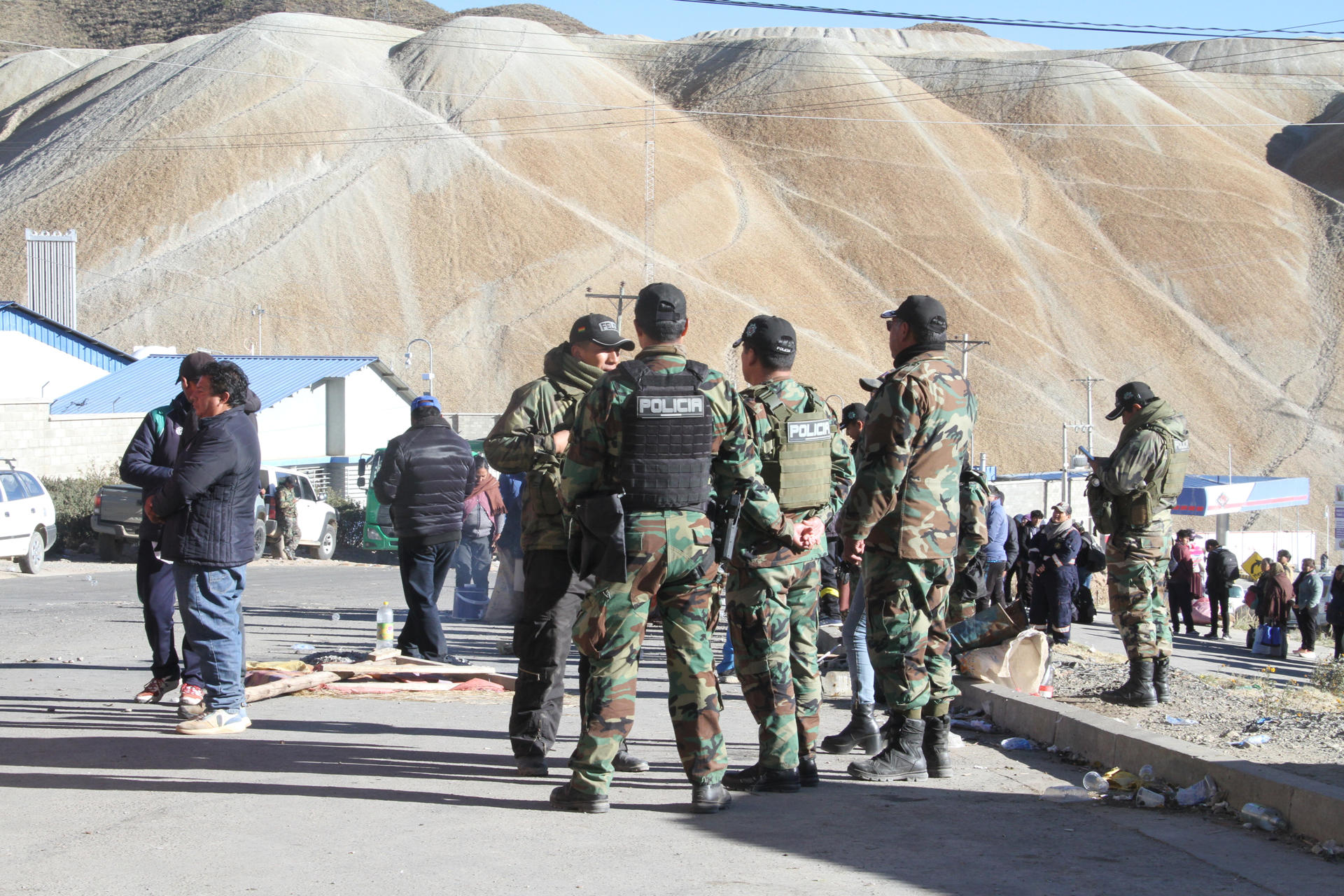 Las fuerzas policiales y militares bolivianas retomaron el control de la localidad de Llallagua, una de las más afectadas por el asedio de los seguidores del expresidente Evo Morales. EFE/Juan Carlos Torrejón