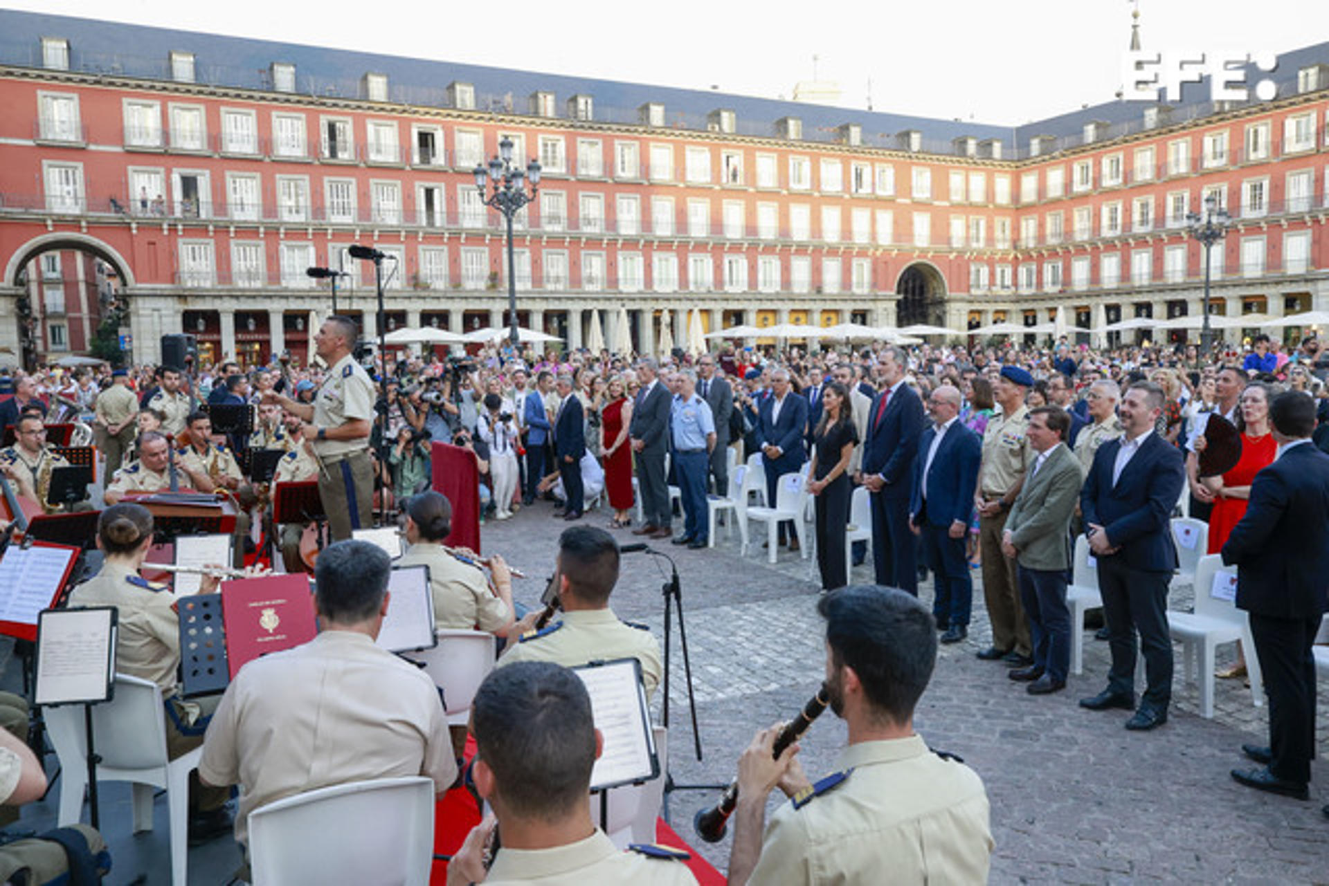 El rey Felipe VI y la reina Letizia asisten hoy miércoles en la Plaza Mayor de Madrid al concierto que ofrece la Guardia Real por el X aniversario de la proclamación del monarca. EFE / CASA REAL. ***SOLO USO EDITORIAL / SOLO USO DISPONIBLE PARA ILUSTRAR LA NOTICIA QUE ACOMPAÑA/ (CRÉDITO OBLIGATORIO)***.