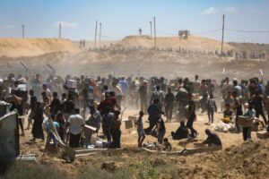 Palestinos esperan suministros en un punto establecido por la Fundación de Ayuda para Gaza, respaldada por Estados Unidos, en una imagen de archivo. EFE/EPA/HAITHAM IMAD