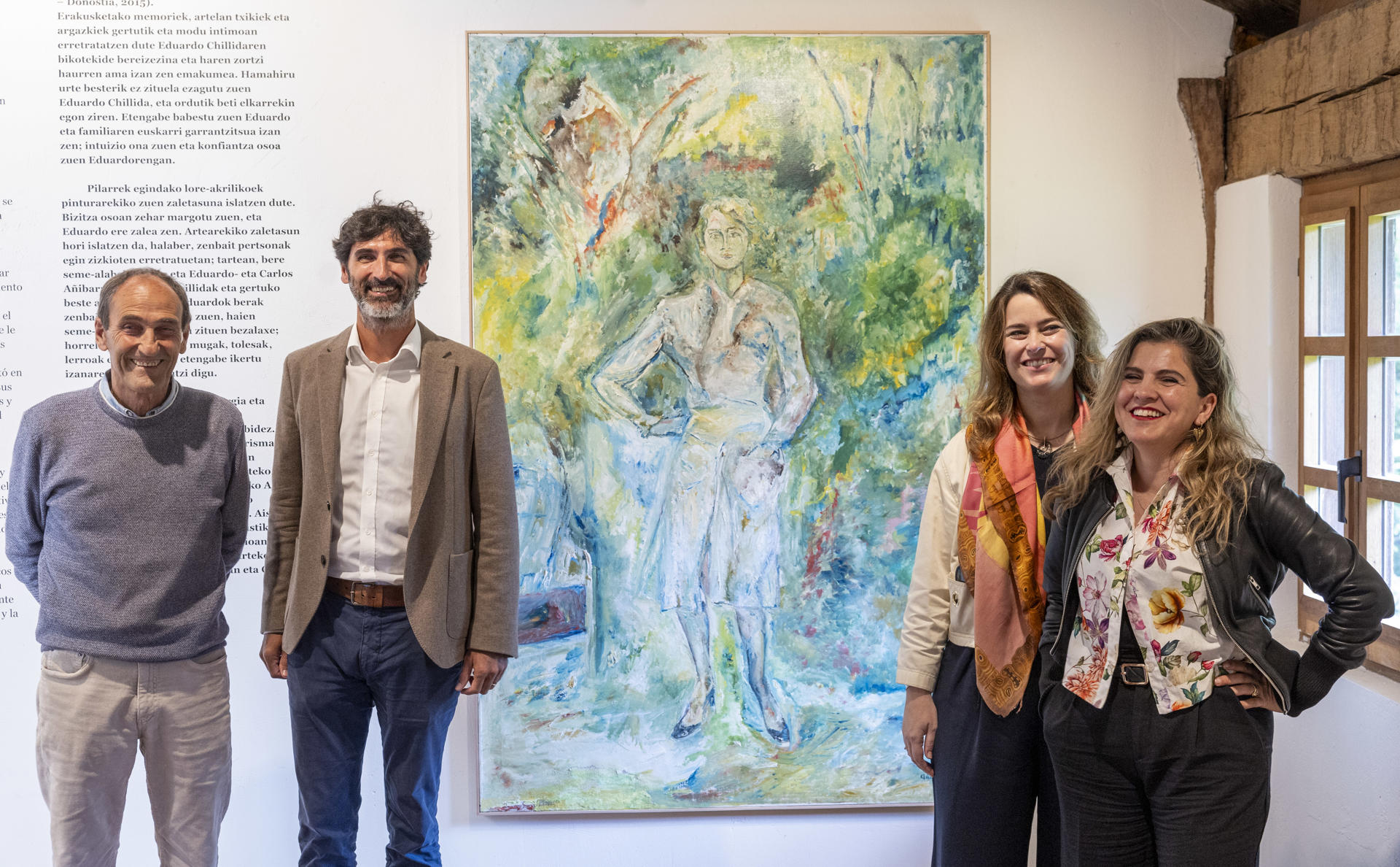 (i-d) Pedro Chillida, Mikel Chillida, Mireia Massagué y Estela Solana posan este jueves durante la presentación de 'Un retrato íntimo', con motivo del centenario de su nacimiento, el museo Chillida-Leku expone la muestra 'Pilar Belzunce que incluye retratos que el escultor hizo de su mujer y sus ocho hijos, fotografías y objetos que rememoran su historia e incluso algunas pequeñas piezas creadas por la propia mujer del artista. Pilar Belzunce fue algo más que la esposa del escultor Eduardo Chillida, fue una persona esencial en la trayectoria artistíca del creador vasco. EFE/Javier Etxezarreta