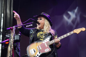 La cantante estadounidense Melissa Etheridge durante el concierto que ofrece este jueves en el Azkena Rock Festival que se celebra en Vitoria. EFE/Adrián Ruiz Hierro