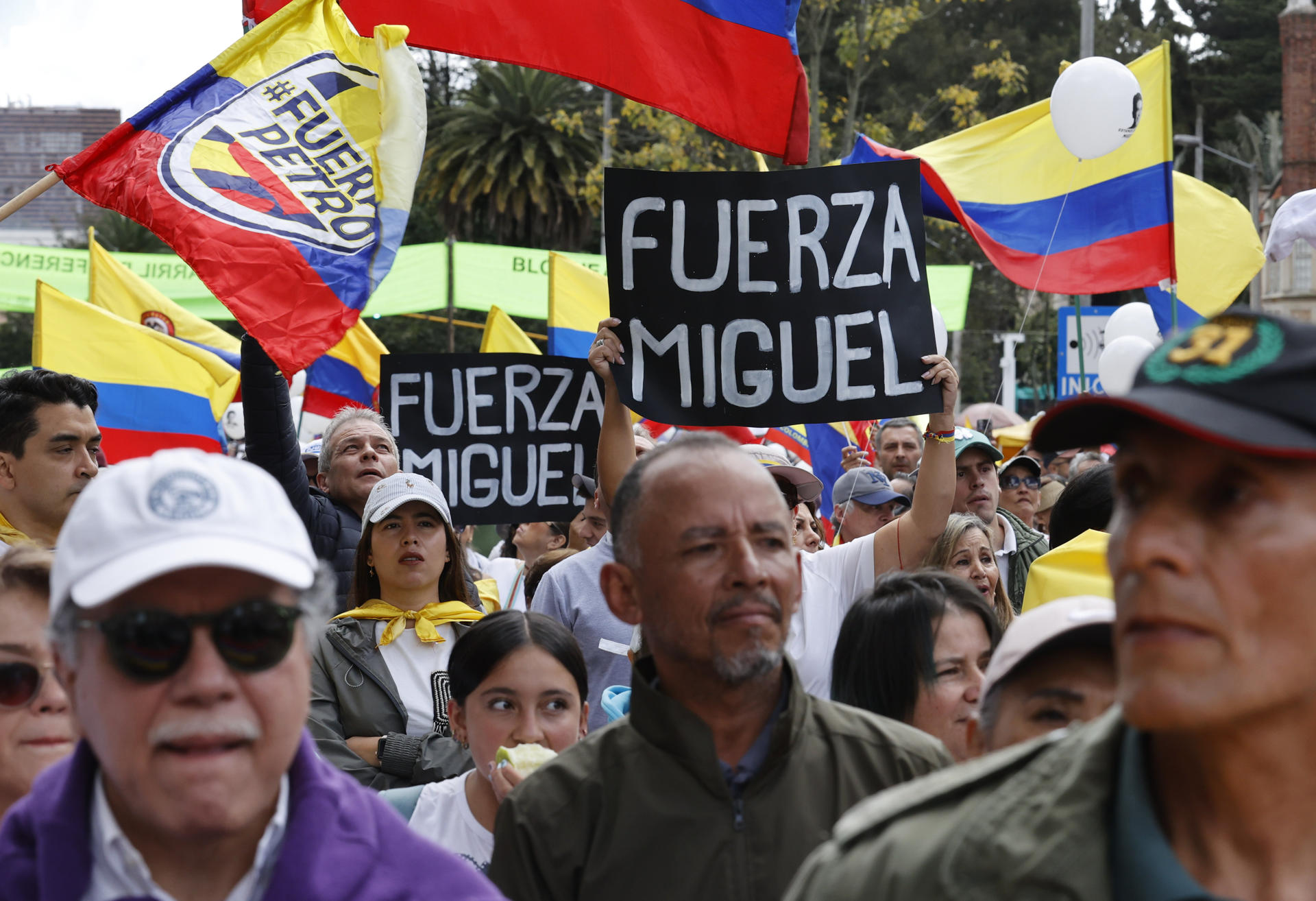 Personas se manifiestan durante la "Marcha del silencio" este domingo, en Bogotá (Colombia). EFE/Mauricio Dueñas Castañeda
