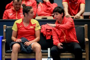 Sara Sorribes (i) habla con la capitana Carla Suárez durante su partido contra Laura Pigossi, durante la eliminatoria ante Brasil, de clasificación para la Copa Billie Jean King. EFE/EPA/MARTIN DIVISEK