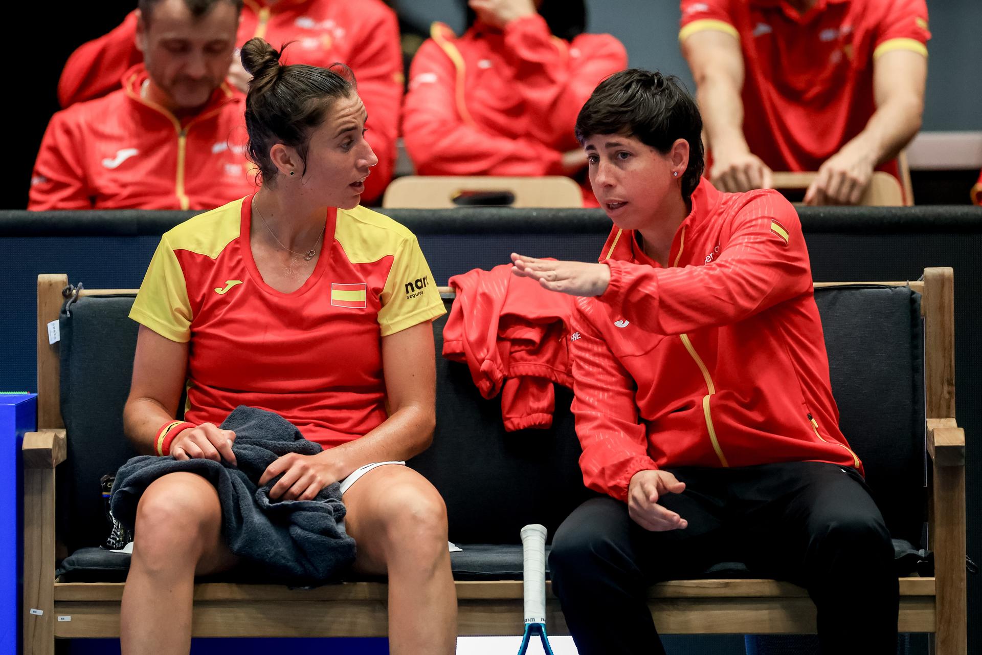 Sara Sorribes (i) habla con la capitana Carla Suárez durante su partido contra Laura Pigossi, durante la eliminatoria ante Brasil, de clasificación para la Copa Billie Jean King. EFE/EPA/MARTIN DIVISEK