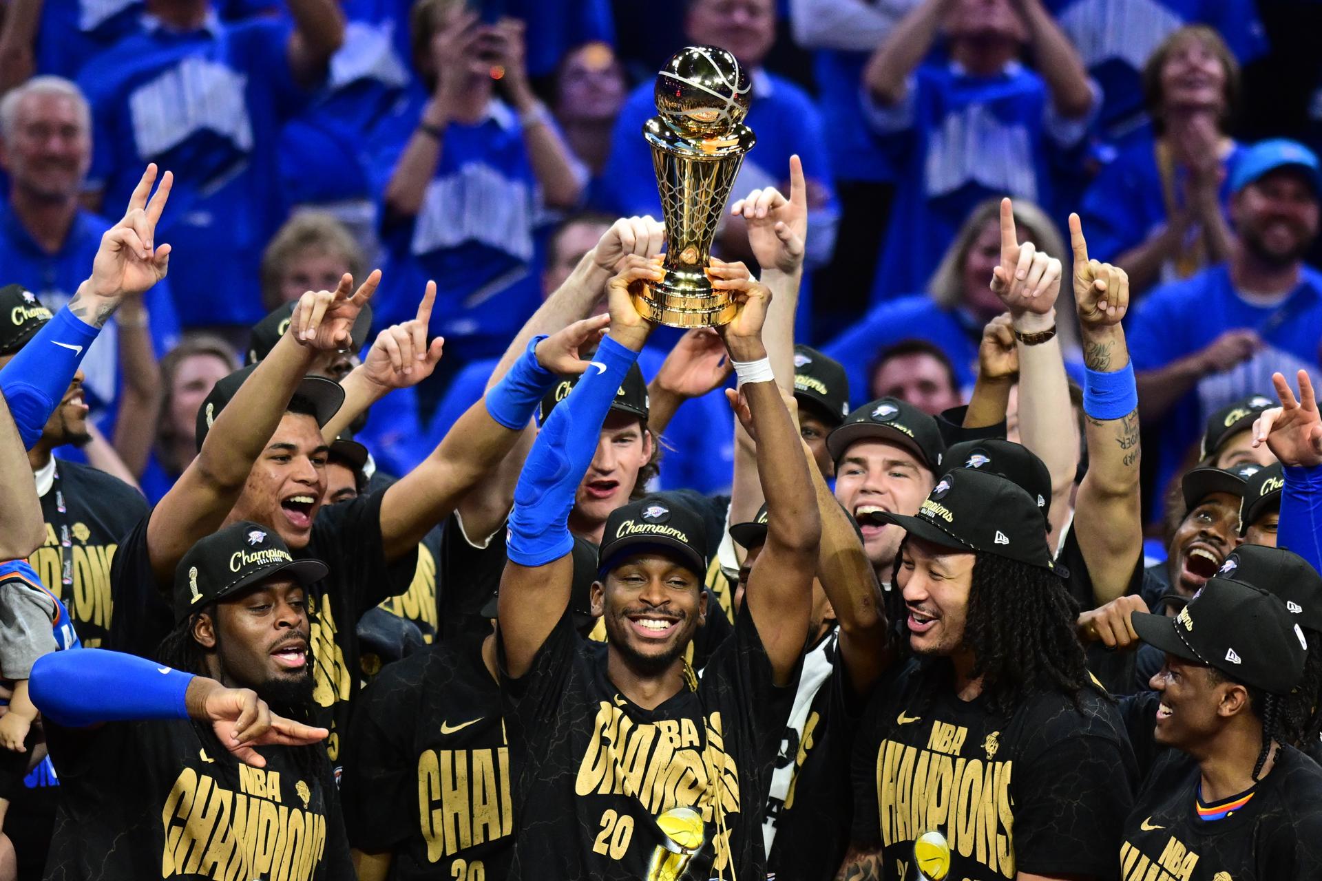 Jugadores, directivos y miembros de la comisión técnica de los Thunder levantan el trofeo que los acredita como flamantes campeones de la NBA al ganar este domingo en casa, el Paycom Center de Oklahoma, el el séptimo juego de las finales a Indiana Pacers. EFE/EPA/MANUELA SOLDI