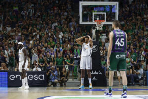 El pívot de Cabo Verde del Real Madrid Edy Tavares (c) este domingo, durante el tercer partido de semifinales de la Liga Endesa de Baloncesto, entre el Unicaja y el Real Madrid, en el Palacio de Deportes José María Martín Carpena de Málaga (Andalucía). EFE/ Jorge Zapata