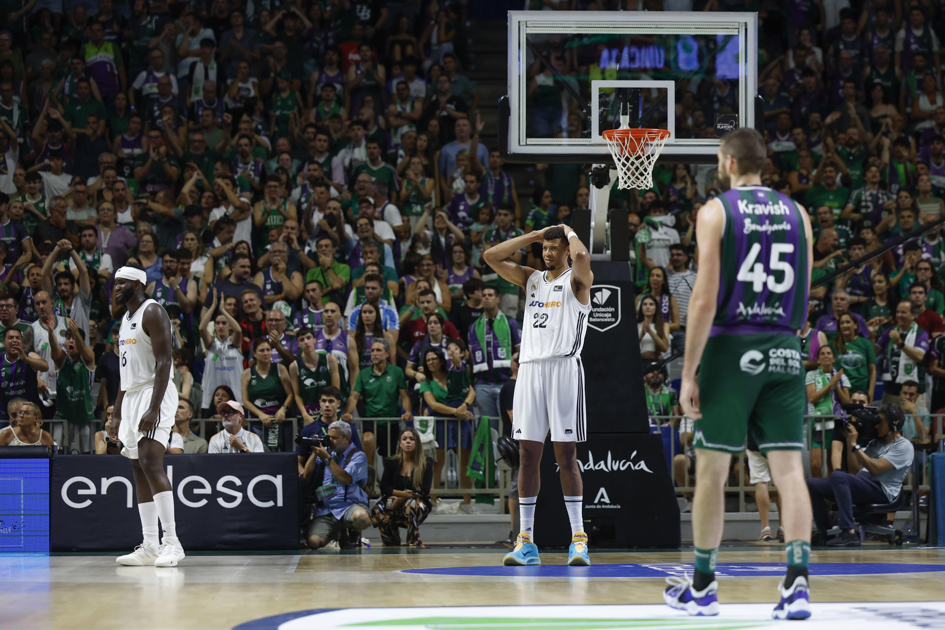 El pívot de Cabo Verde del Real Madrid Edy Tavares (c) este domingo, durante el tercer partido de semifinales de la Liga Endesa de Baloncesto, entre el Unicaja y el Real Madrid, en el Palacio de Deportes José María Martín Carpena de Málaga (Andalucía). EFE/ Jorge Zapata