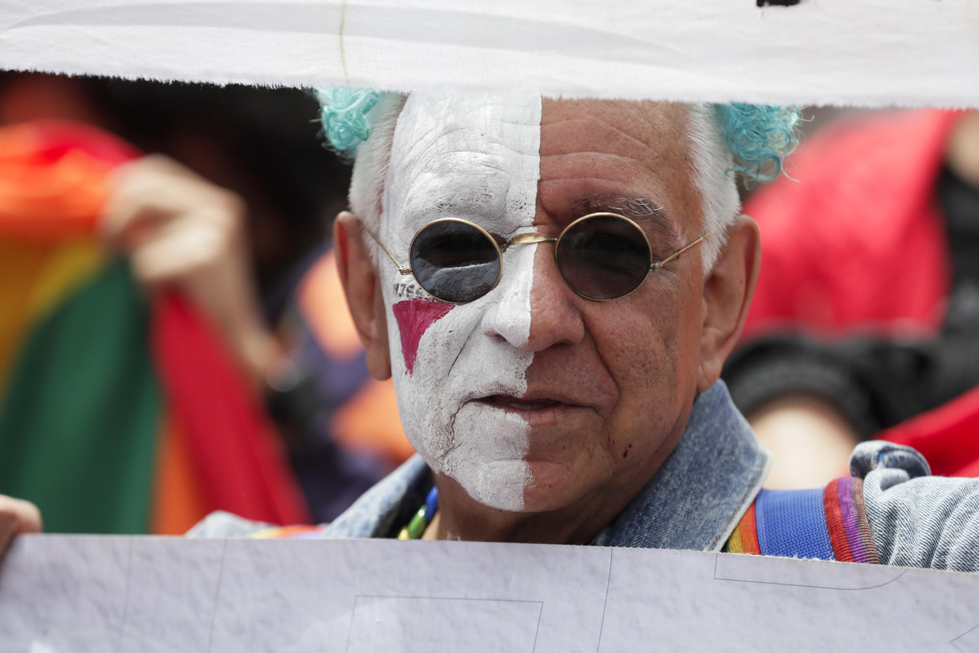 Una persona participa en una marcha por el Día Internacional del Orgullo LGTBI este domingo, en Bogotá (Colombia). EFE/ Carlos Ortega