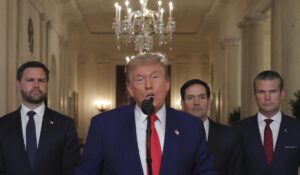 El presidente de EE.UU., Donald Trump (c). EFE/EPA/Carlos Barria / POOL