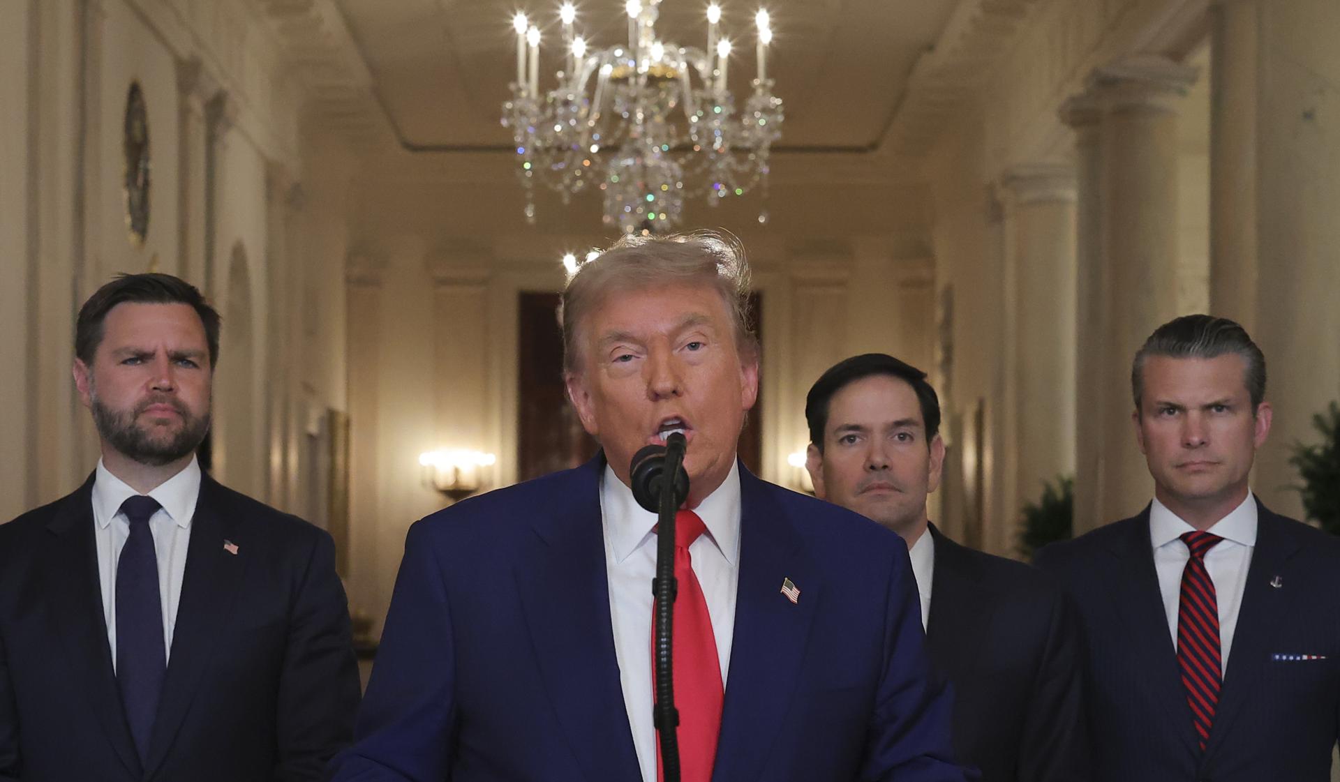 El presidente de EE.UU., Donald Trump (c). EFE/EPA/Carlos Barria / POOL
