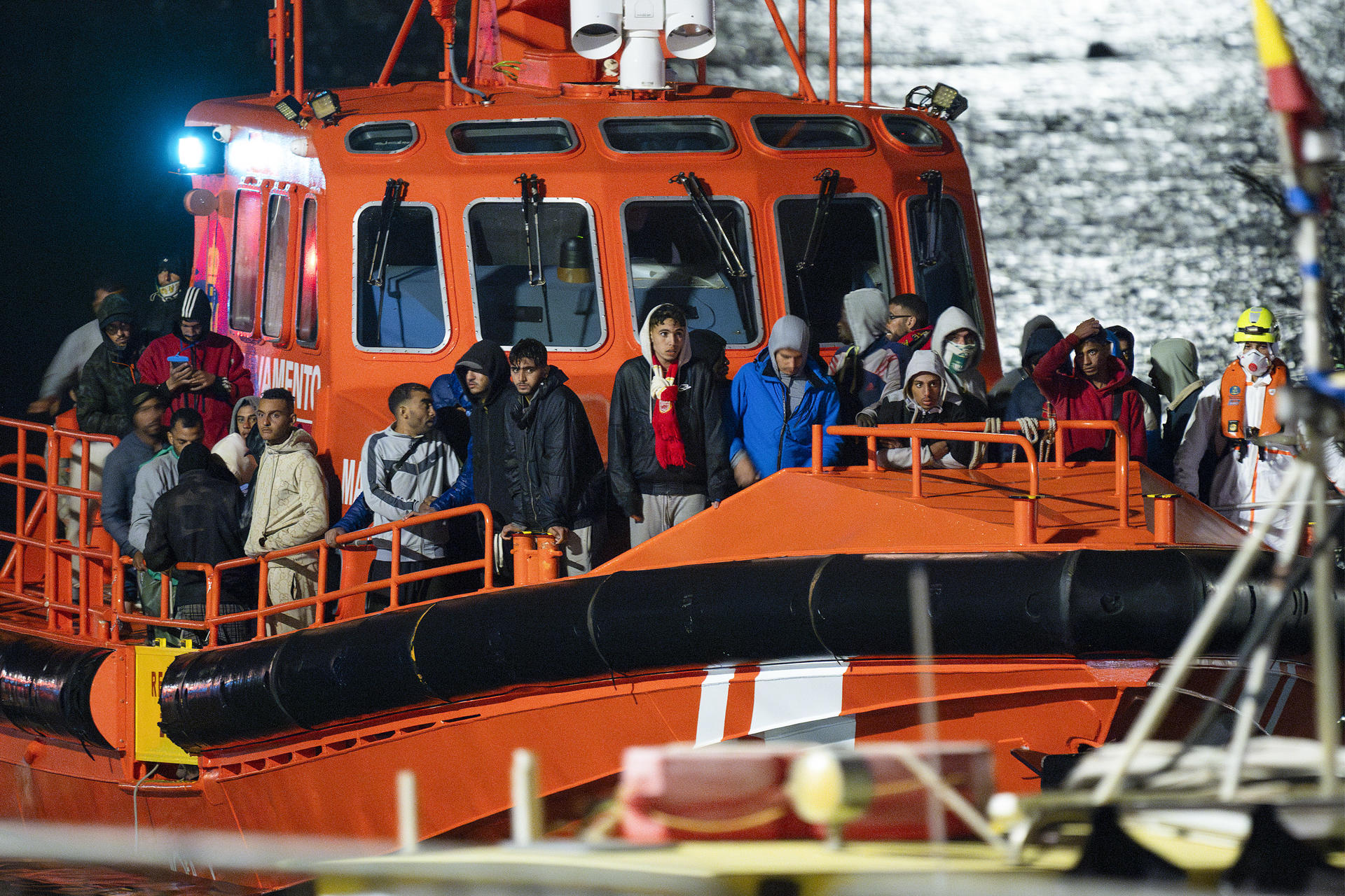Llegada a puerto de la Salvamar Al Nair, de Salvamento Marítimo, ha rescatado en la madrugada de este lunes a 59 personas de origen subsahariano y magrebí, entre ellas una mujer, cuando navegaban en una patera al nordeste de Lanzarote. Todos han sido trasladados al puerto de Arrecife en aparente buen estado de salud. EFE/ Adriel Perdomo