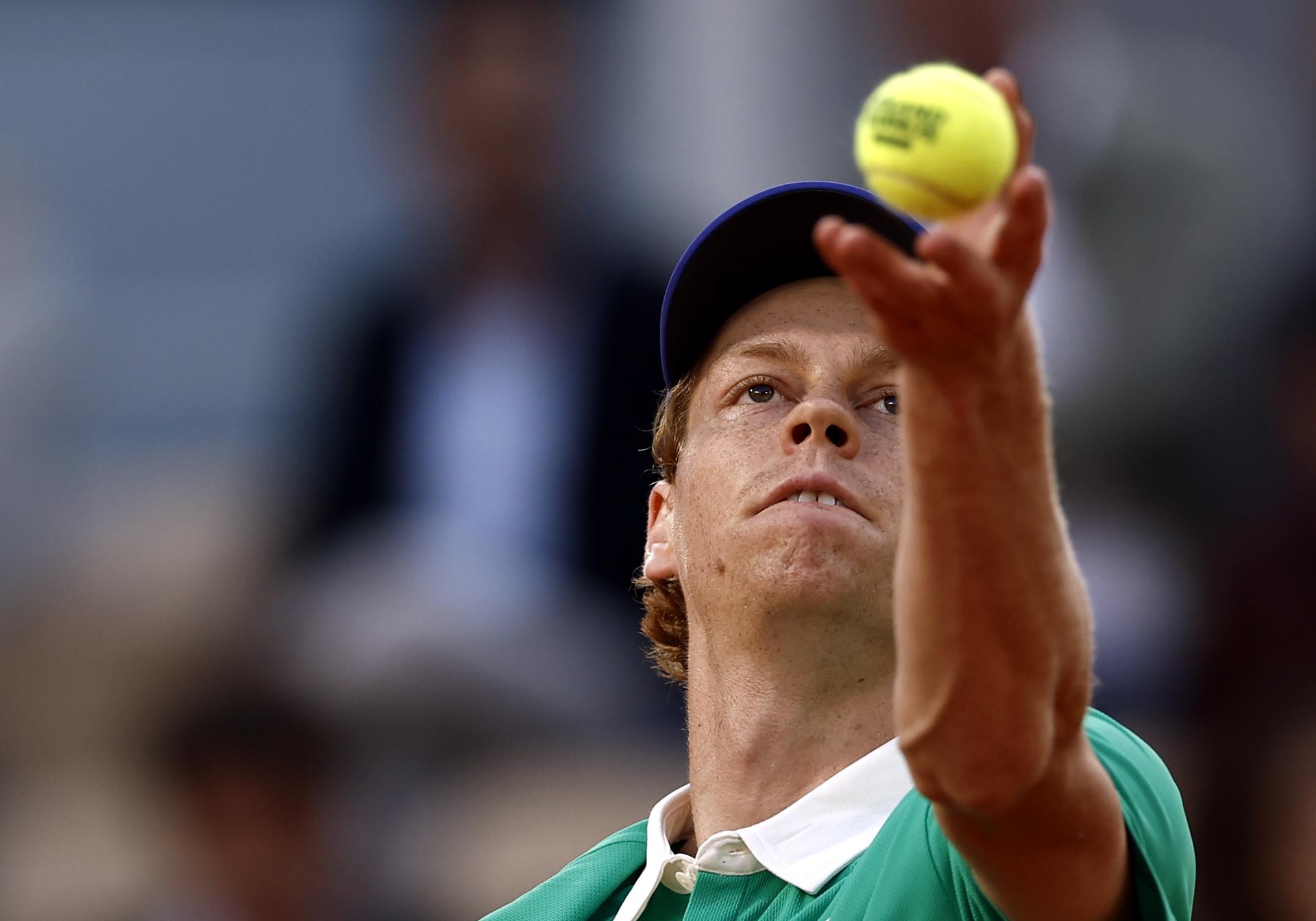 El jugador italiano Jannik Sinner durante su partido de cuarta ronda de Rolnad Garros ante el ruso Andrey Rublev. EFE/EPA/YOAN VALAT
