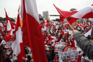 Fotografía de archivo de seguidores de Keiko Fujimori. EFE/ Paolo Aguilar