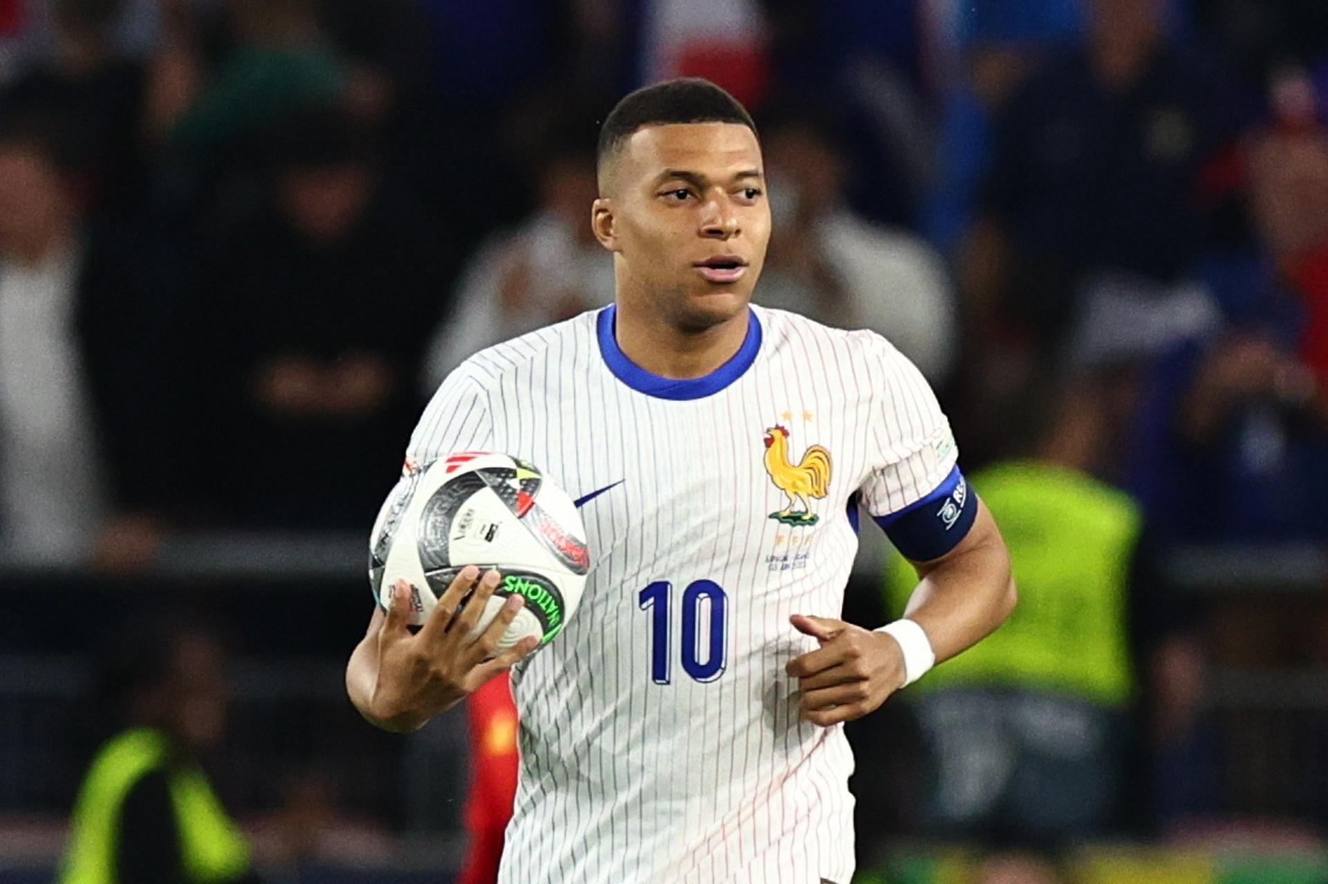 El francés Kylian Mbappe corre con el balón en la mano tras marcar el 4-1 durante el partido de semifinales de la Liga de Naciones de la UEFA entre España y Francia, en Stuttgart, Alemania. EFE/EPA/ANNA SZILAGYI