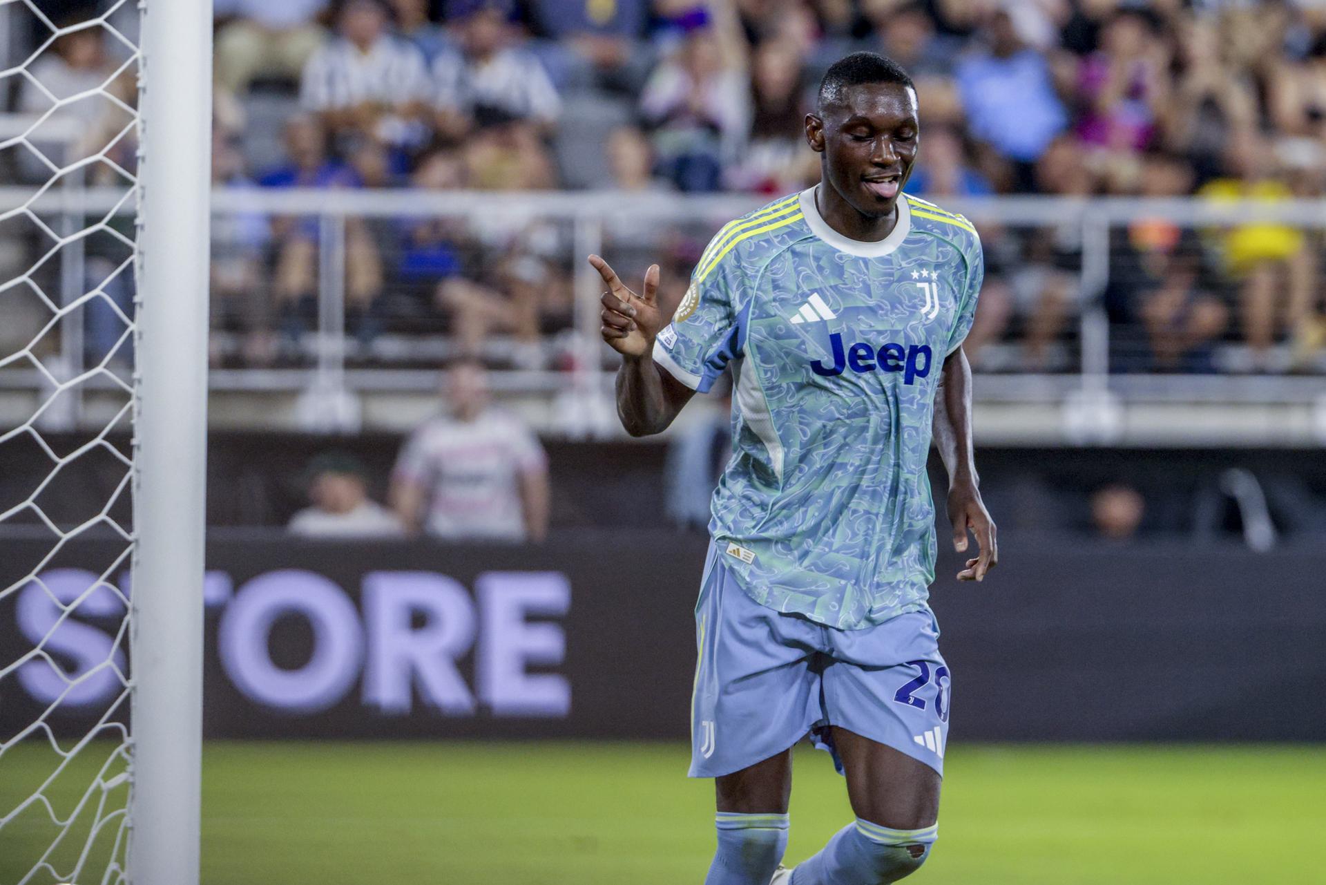 Randal Kolo Muani de la Juventus celebra tras anotar ante el Al Ain. EFE/SHAWN THEW