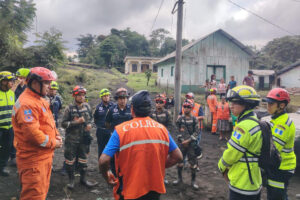Fotografía cedida este jueves, 5 de junio, por el Ejército de Guatemala que muestra a integrantes de la Brigada Humanitaria y de Rescate del Ejército de Guatemala e integrantes de la Coordinadora Nacional para la Reducción de Desastres (Conred), al atender la evacuación de familias en riesgo por la erupción de ceniza y lava del volcán de Fuego, en Chimaltenango (Guatemala). EFE/Ejército de Guatemala