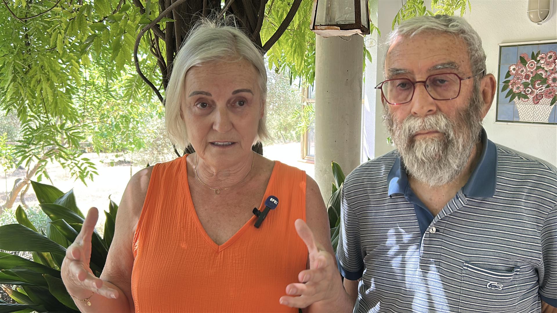 Nieves González y Carlos Ortega son una pareja que viven en una casa en el municipio de Gerena (Sevilla) y posan en un balcón con la imagen al fondo de los terrenos donde hay previsto el proyecto de un campo solar que rodeará su vivienda y les hará imposible vivir en ella, por lo que han comenzado un proceso para intentar paralizarlo. EFE/Fermín Cabanillas