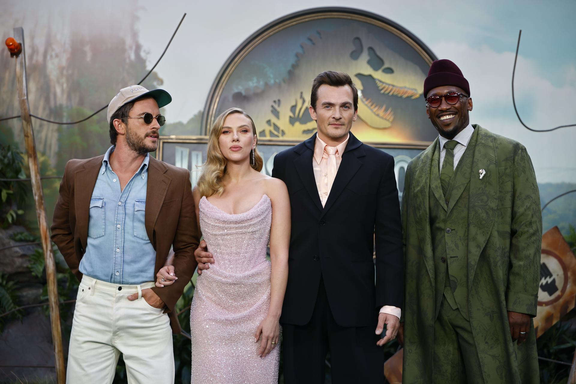 Jonathan Bailey, Scarlett Johansson, Rupert Friend y Mahershala Ali asisten al estreno mundial de 'Jurassic World Rebirth' en el Odeon Luxe, Leicester Square, Londres. EFE/TOLGA AKMEN