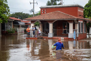 Una persona camina por una calle inundada tras el paso del huracán 'Erick' este jueves, en Juchitán (México). EFE/ Luis Villaobos