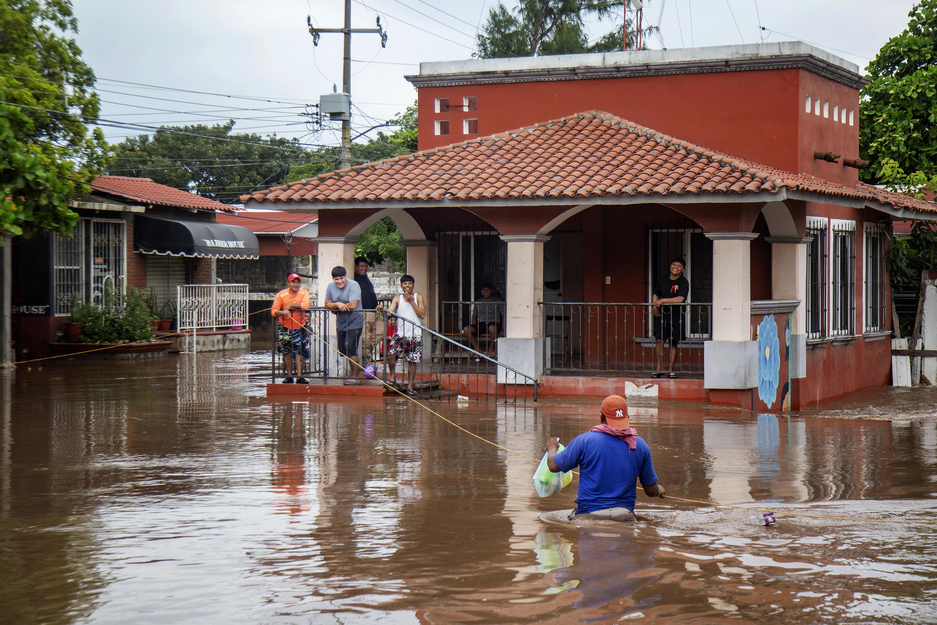 Una persona camina por una calle inundada tras el paso del huracán 'Erick' este jueves, en Juchitán (México). EFE/ Luis Villaobos