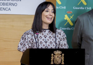 La directora general de la Guardia Civil, Mercedes González, se reúne con el vicepresidente primero de la Junta de Comunidades, José Luis Martínez Guijarro; el alcalde de Cuenca, Darío Dolz, y otras autoridades de la provincia, este martes.- EFE/Álvaro del Olmo