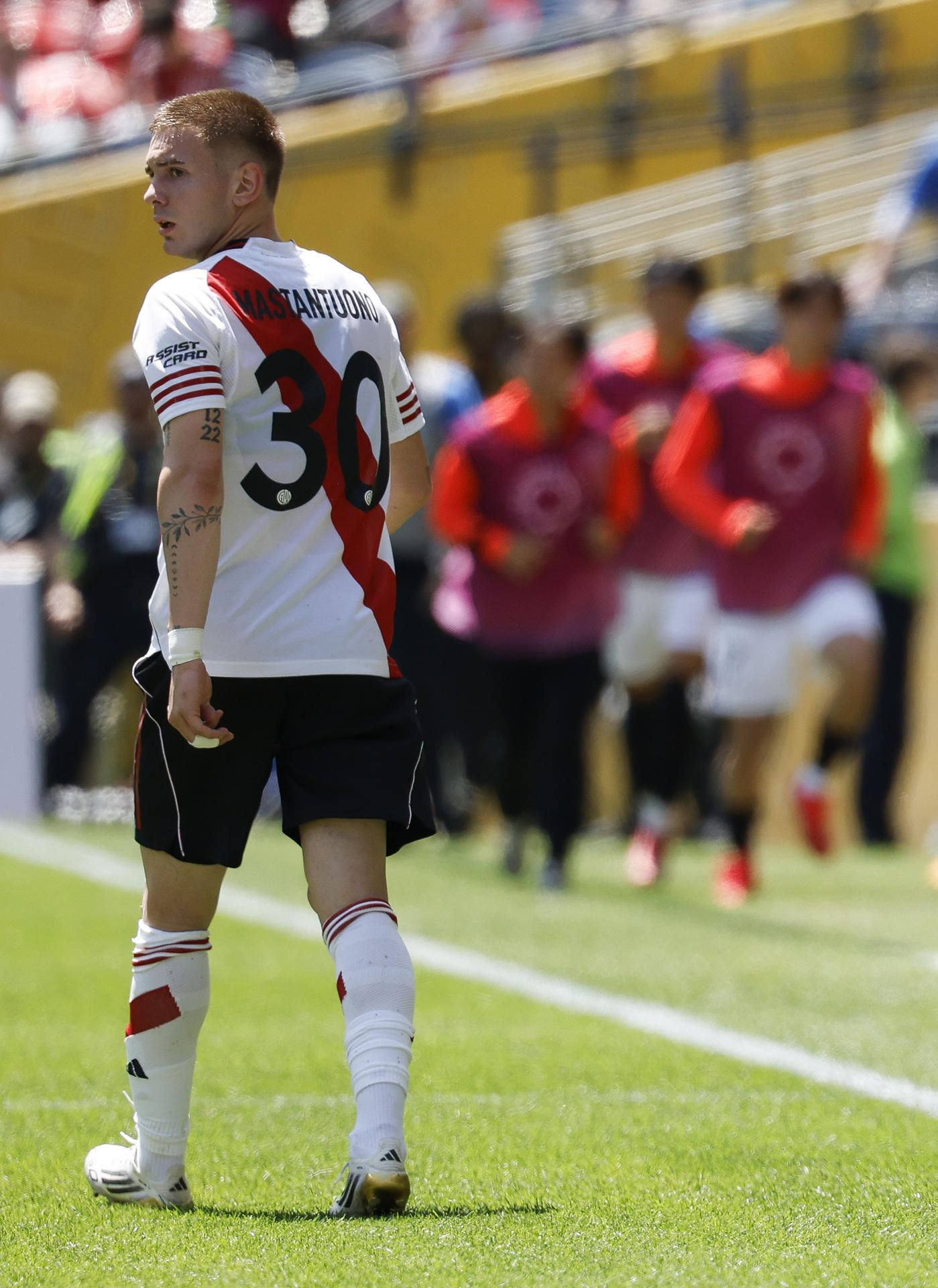 Franco Mastantuono aún no alcanza su mejor version en el Mundial de Clubes, pero sigue siendo figura con River Plate. EFE/EPA/JOHN G. MABANGLO