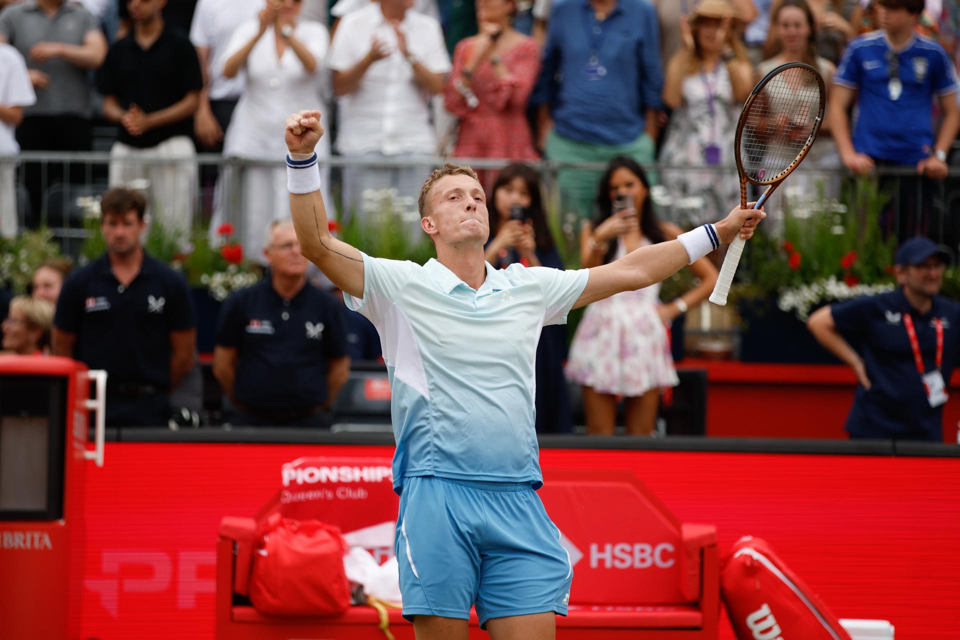 El checo Jiri Lehecka celebra la victoria en la primera semifinal jugada ante el británico Jack Draper en el Queen's Club Championships tennis de Londres, Reino Unido. EFE/EPA/DAVID CLIFF