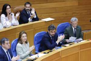 El presidente de la Xunta, Alfonso Rueda (d), tras responder a las preguntas de los grupos durante el pleno del Parlamento de Galicia, este miércoles en Santiago de Compostela. EFE/Lavandeira jr
