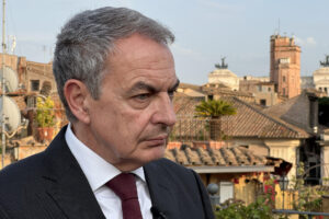 El expresidente del Gobierno español José Luis Rodríguez Zapatero, durante una entrevista concedida a EFE en Roma en la que ha dicho que la Unión Europea (UE) debe presentar "un plan de paz para Ucrania" porque tiene "una enorme responsabilidad" histórica en un momento en el que las dos grandes potencias del siglo XX, EE.UU. y Rusia, "han perdido el rumbo". EFE/Daniel Cáceres