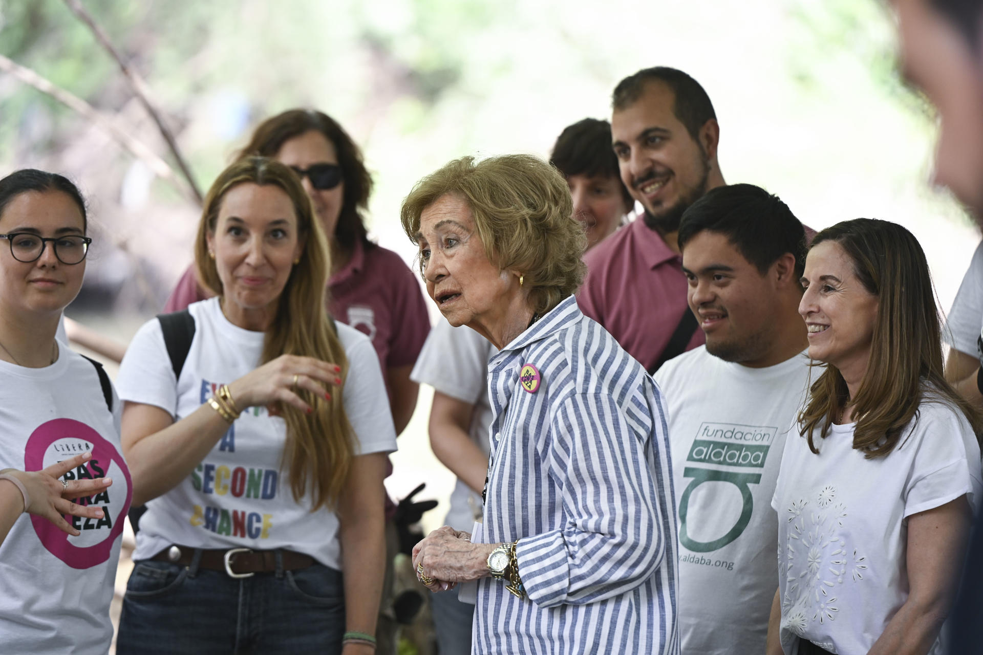 La reina Sofía (c), participa en la novena edición de '1m2 contra la basuraleza', la gran recogida colaborativa de residuos abandonados en la naturaleza, este lunes en el Puente del Jarama.-EFE/ Fernando Villar