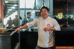 Fotografía del chef peruano Mitsuharu Tsumura posando en entrevista con EFE en Lima (Perú). EFE/ Paolo Aguilar