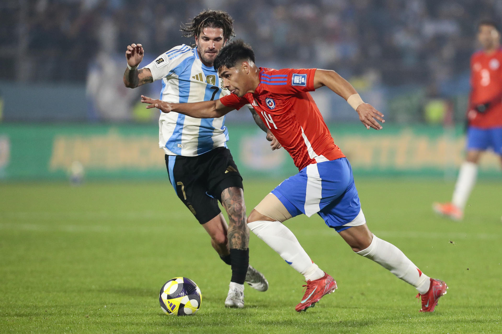 Darío Osorio (d), de Chile, disputa un balón con Rodrigo de Paul, de Argentina, durante un partido de las eliminatorias sudamericanas para el Mundial de 2026 entre las selecciones de Chile y Argentina en el estadio Nacional Julio Martínez Prádanos en Santigo (Chile). EFE/ Osvaldo Villarroel