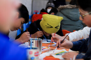 Niños participan en un taller inclusivo de pintura organizado por el Museo Nacional de Arte (MNA), en La Paz (Bolivia). EFE/ Gabriel Márquez