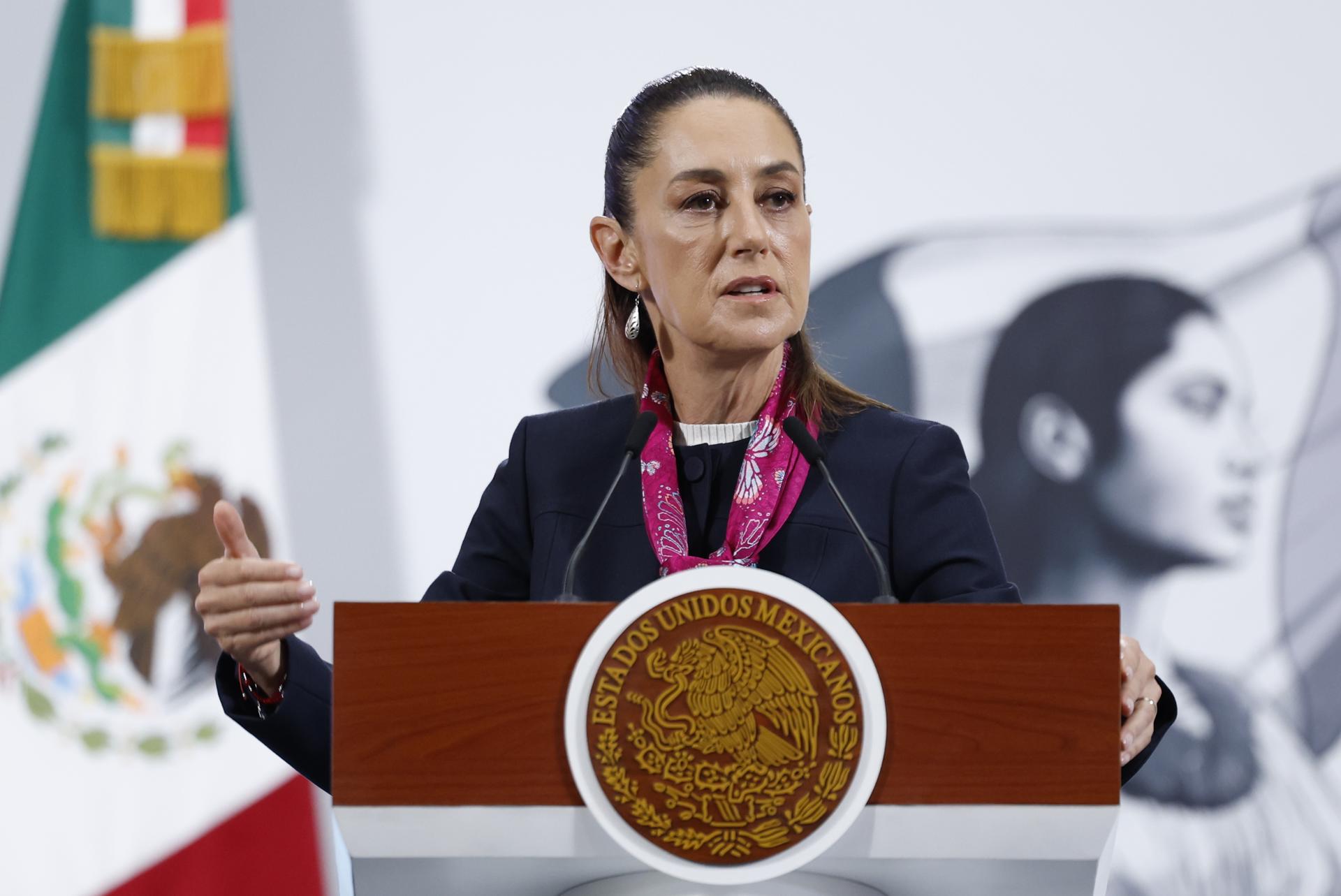 La presidenta de México, Claudia Sheinbaum, habla durante su conferencia de prensa matutina este lunes, en el Palacio Nacional de Ciudad de México (México). EFE/ Sáshenka Gutiérrez