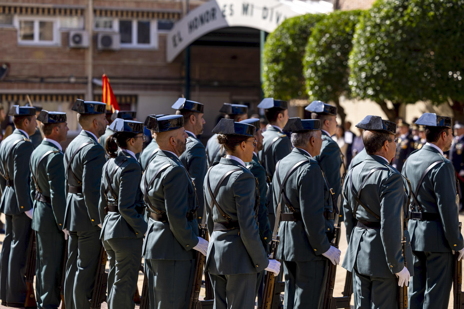 Guardias civiles participan en el acto conmemorativo del 181 aniversario de la fundación de la Guardia Civil, en el Cuartel de la Guardia Civil en Toledo. EFE/Ismael Herrero