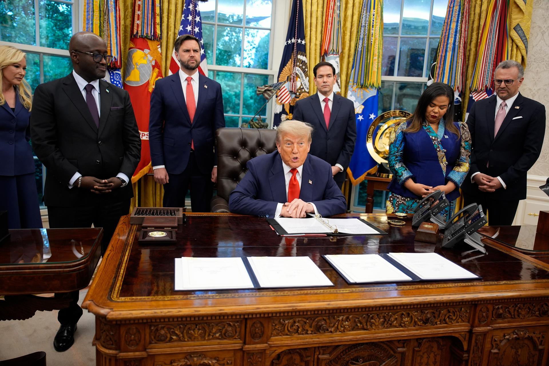 El presidente de Estados Unidos, Donald Trump, habla durante una reunión con la ministra de Asuntos Exteriores de la República Democrática del Congo, Therese Kayikwamba Wagner (2-d), y el ministro de Asuntos Exteriores de Ruanda, Olivier Nduhungirehe (2-i), en la Oficina Oval de la Casa Blanca. EFE/Yuri Gripas