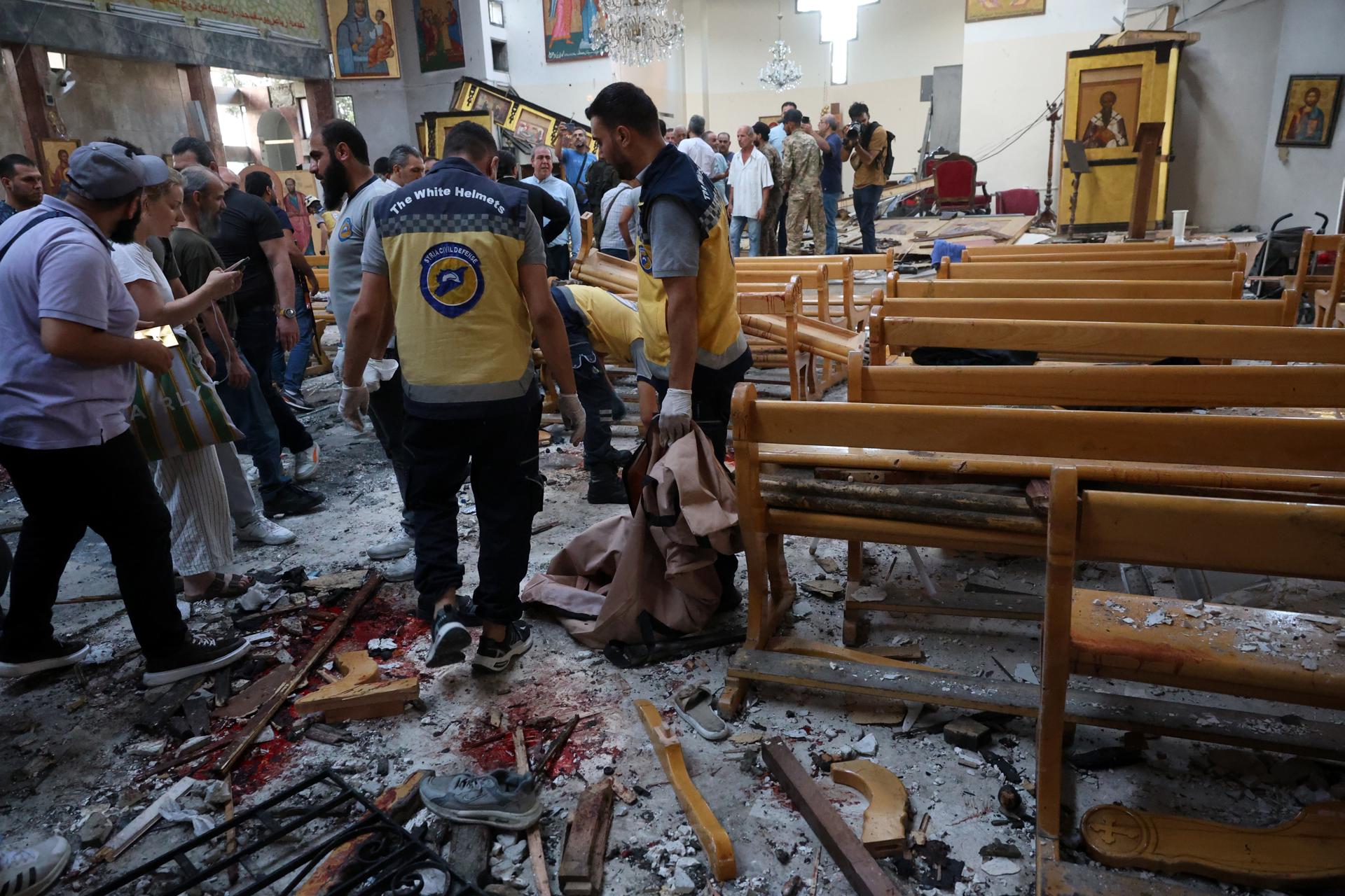 Los servicios de emergencia trabajan en el lugar de un atentado suicida en la iglesia de Mar Elias, en las afueras de Damasco, Siria, el 22 de junio de 2025. EFE/EPA/MOHAMMED AL RIFAI