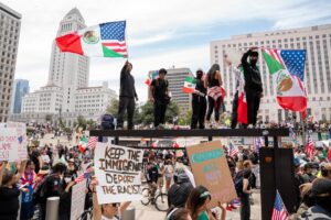 Manifestantes participan en una protesta "No Kings" en Los Ángeles, California.EFE/EPA/KYLE GRILLOT