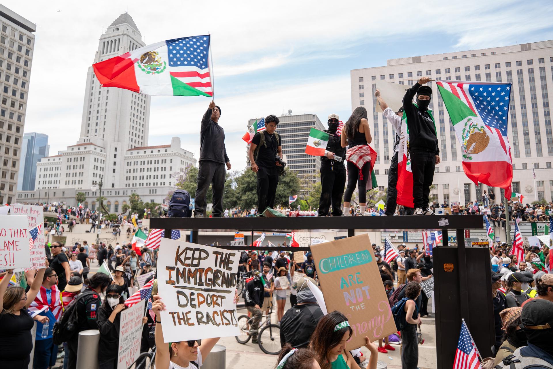 Manifestantes participan en una protesta "No Kings" en Los Ángeles, California.EFE/EPA/KYLE GRILLOT