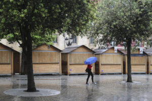 Una mujer con paraguas en la plaza de Porlier de Oviedo, este martes. EFE/J.L. Cereijido