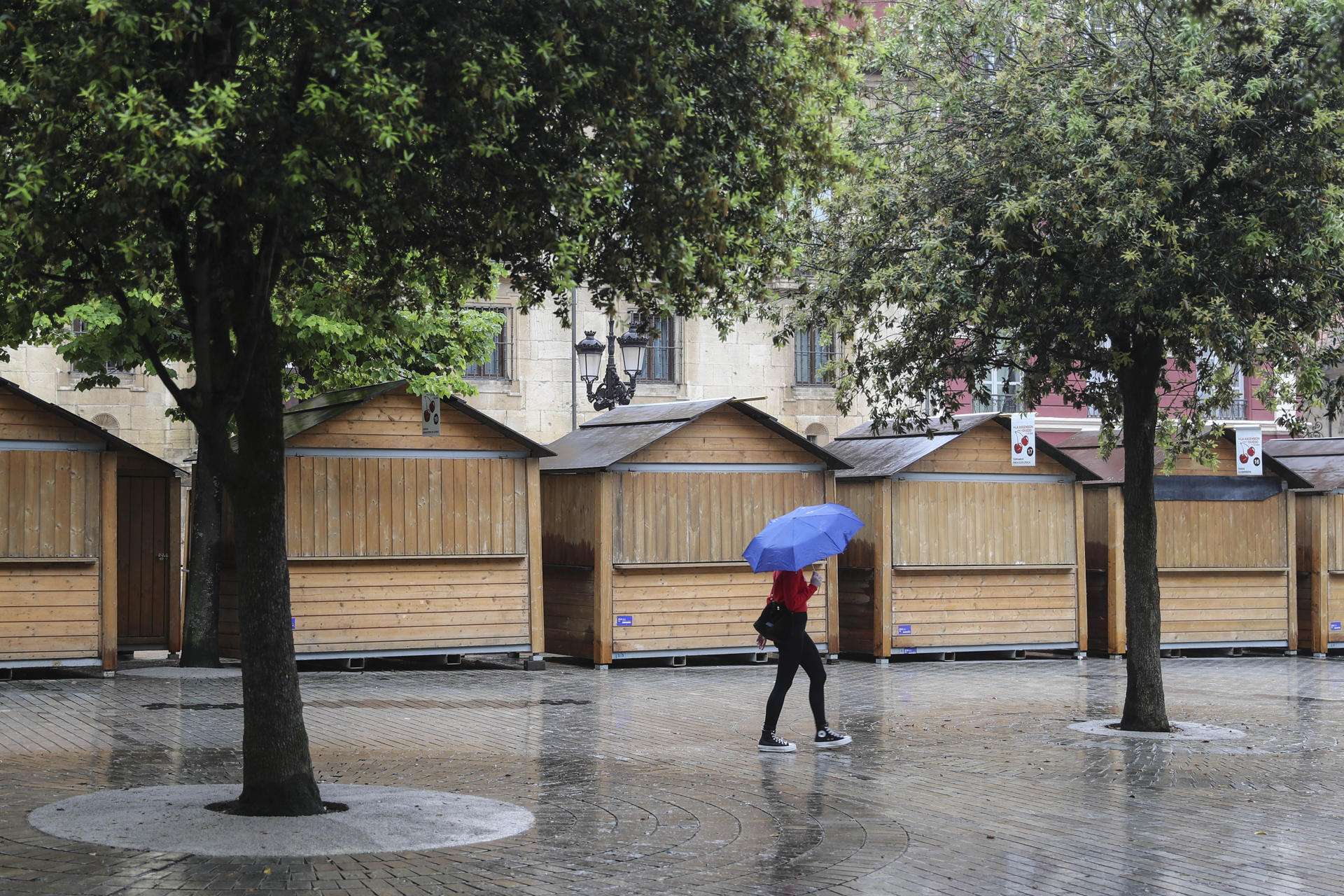Una mujer con paraguas en la plaza de Porlier de Oviedo, este martes. EFE/J.L. Cereijido