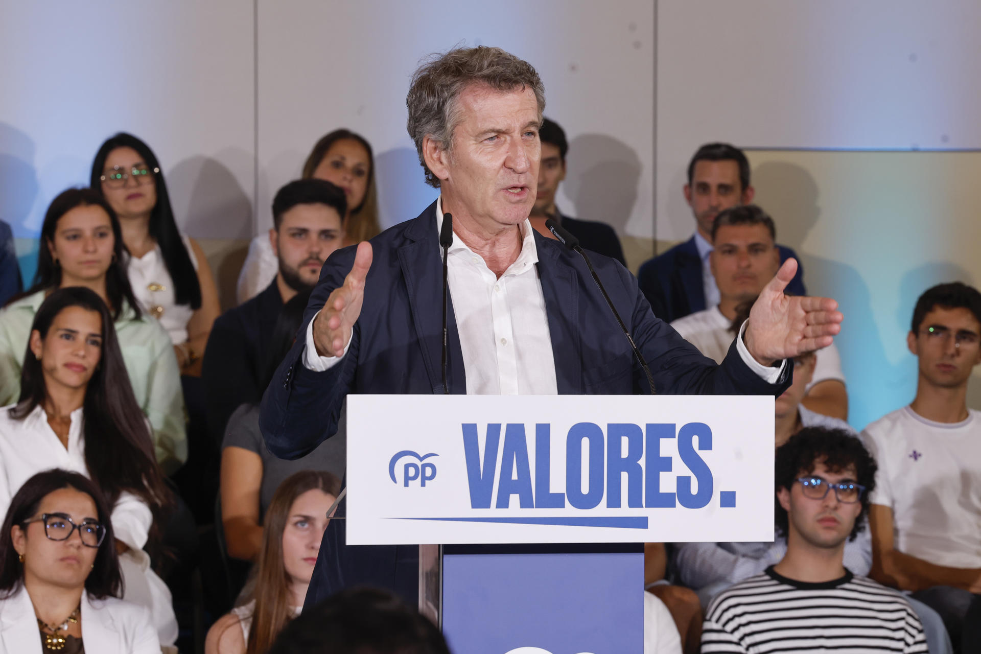 El presidente del PP, Alberto Núñez Feijóo interviene durante un acto político en Las Palmas de Gran Canaria en su campaña previa al Congreso Nacional que va a celebrar su partido del 4 al 6 de julio en Madrid. EFE/ Elvira Urquijo A