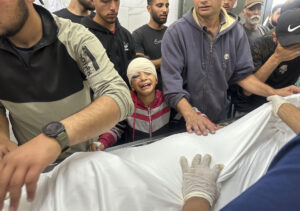 Imagen del 26 de mayo de 2025 de familiares de las víctimas de un bombardeo israelí de una escuela, donde se refugiaban personas desplazas, en la norteña ciudad de Gaza. EFE/ Ahmad Awad