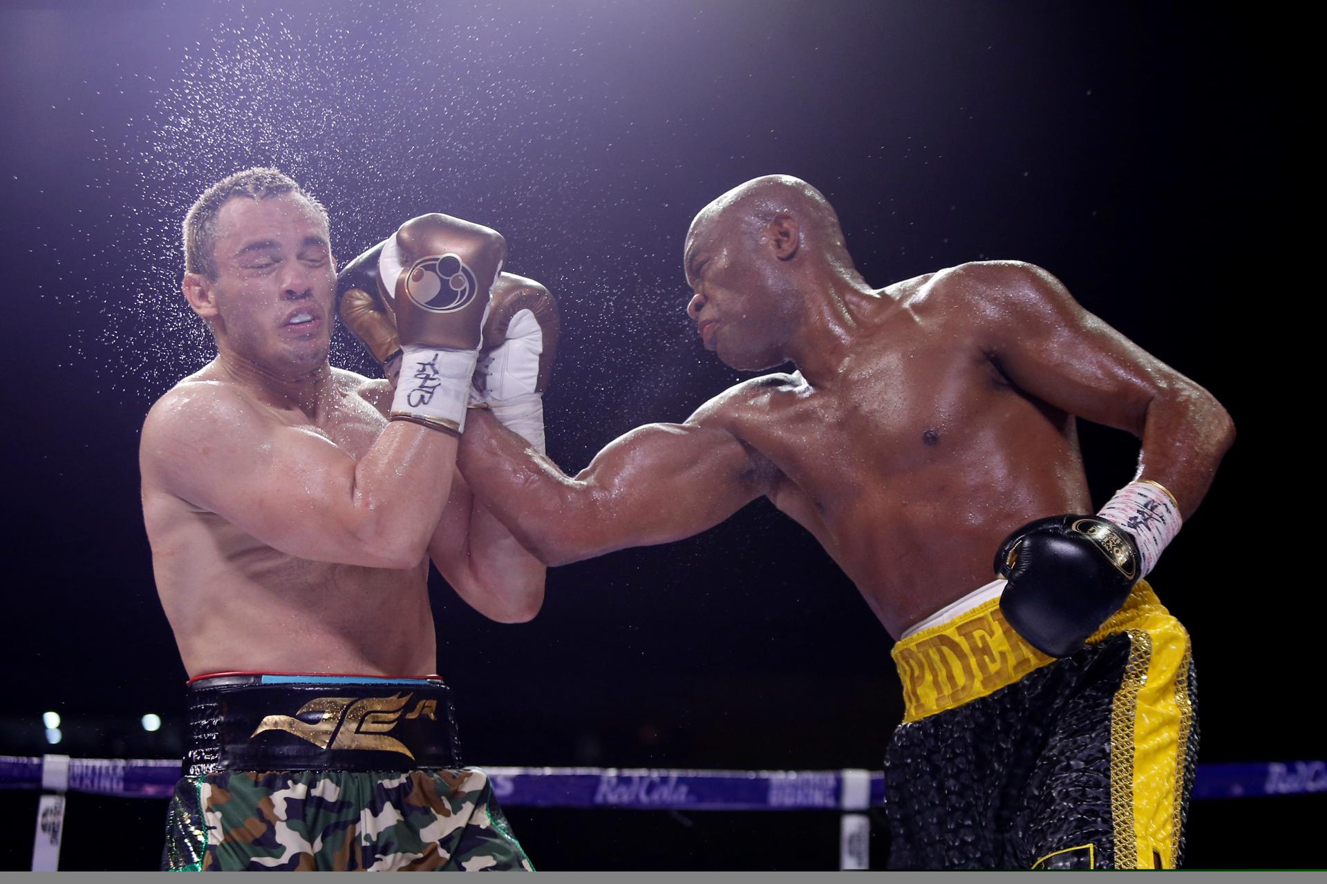 El boxeador mexicano Julio César Chávez Jr. (i) en un combate ante el brasileño Anderson Silva. EFE/ Francisco Guasco