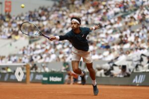 El italiano Lorenzo Musetti, séptima raqueta del mundo, se clasificó por primera vez para semifinales de Roland Garros, tras doblegar al estadounidense Frances Tiafoe, 15, 6-2, 4-6, 7-5 y 6-2. EFE/EPA/MOHAMMED BADRA