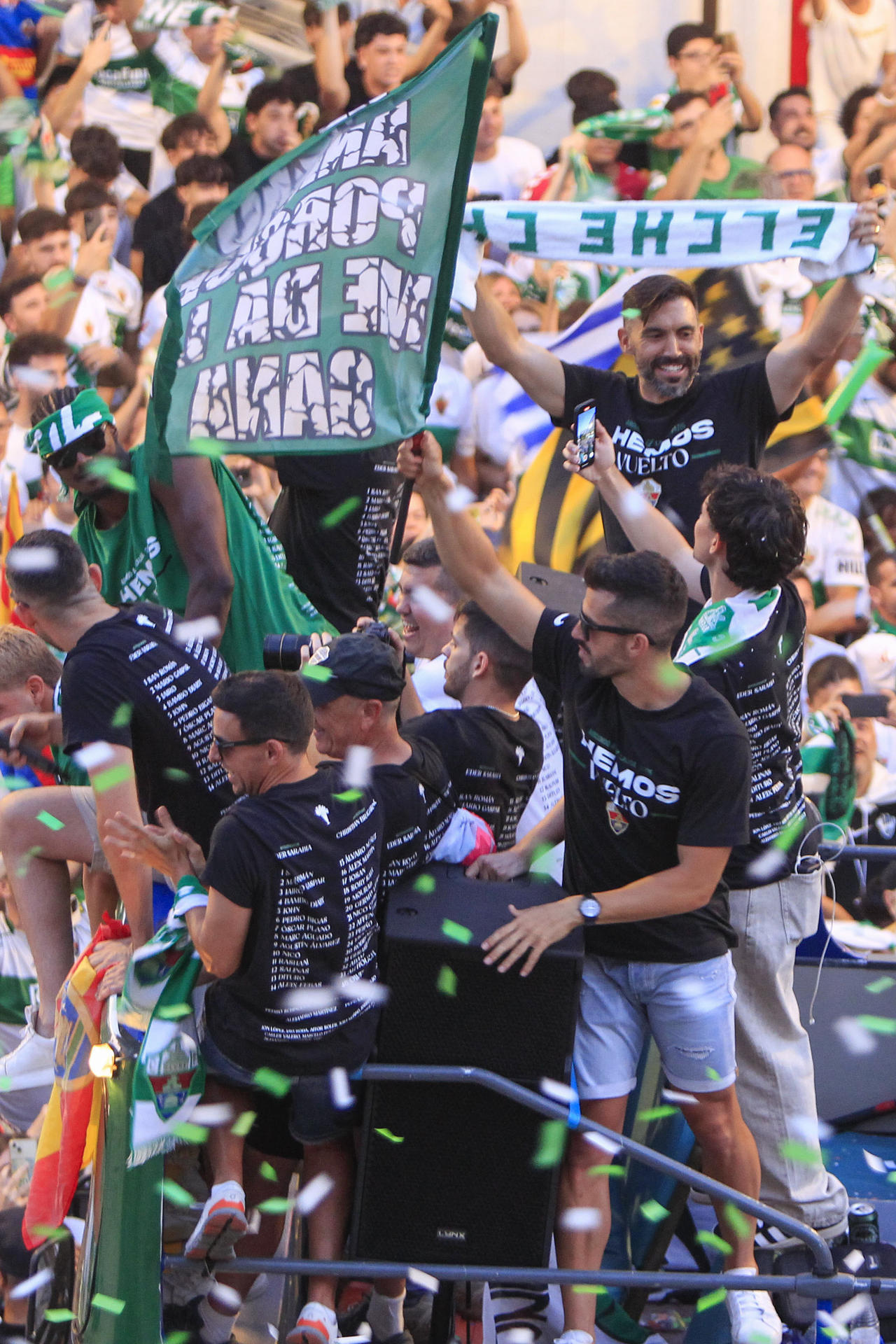 Jugadores del Elche durante su recorrido hoy lunes por las calles de la localidad alicantina celebrando el ascenso a Primera División. EFE/Morell.
